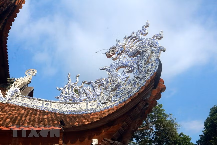 Phần cong của mái chùa được trang trí bằng đất nung tráng men theo lối kiến trúc nhà Trần. (Nguồn: TTXVN phát)