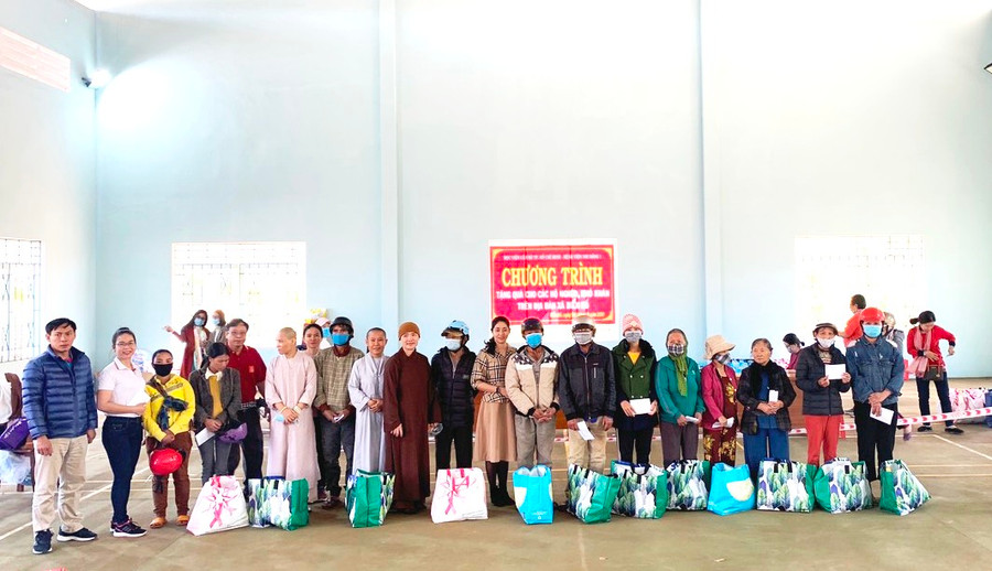 Ngoài tặng 400 suất quà là nhu yếu phẩm, Đoàn từ thiện còn tặng thêm 19 suất quà bằng tiền mặt cho hộ nghèo,