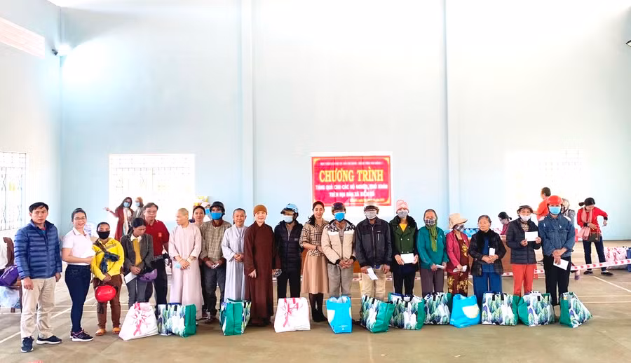 Ngoài tặng 400 suất quà là nhu yếu phẩm, Đoàn từ thiện còn tặng thêm 19 suất quà bằng tiền mặt cho hộ nghèo,