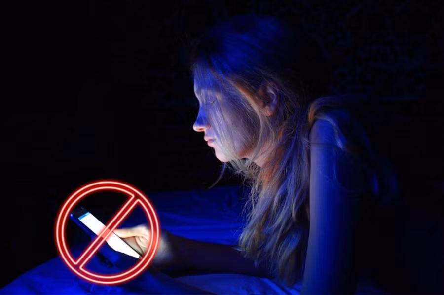 Dùng nhiều sáng xanh sẽ làm phá vỡ giấc ngủ của bạn. Ngoài ra, tiếp xúc lâu dài với ánh đèn huỳnh quang cũng làm mắt nhanh mỏi và căng thẳng. Đồ họa: Đức Mạnh