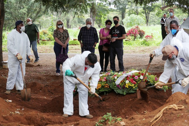 Hơn 1,75 triệu người đã tử vong vì Covid-19 trên toàn cầu - Ảnh: REUTERS Hơn 1,75 triệu người đã tử vong vì Covid-19 trên toàn cầu - Ảnh: REUTERS