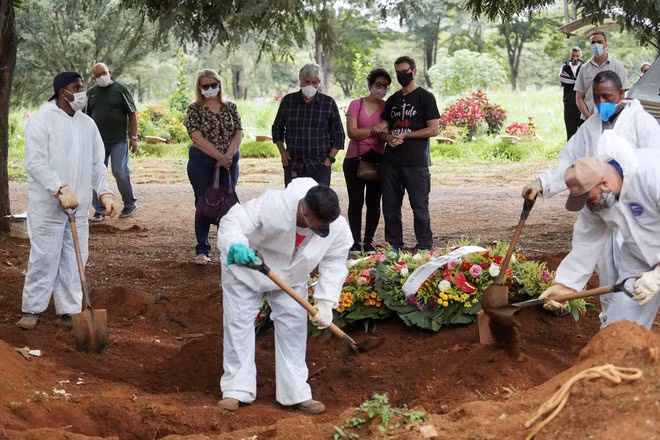 Hơn 1,75 triệu người đã tử vong vì Covid-19 trên toàn cầu - Ảnh: REUTERS
