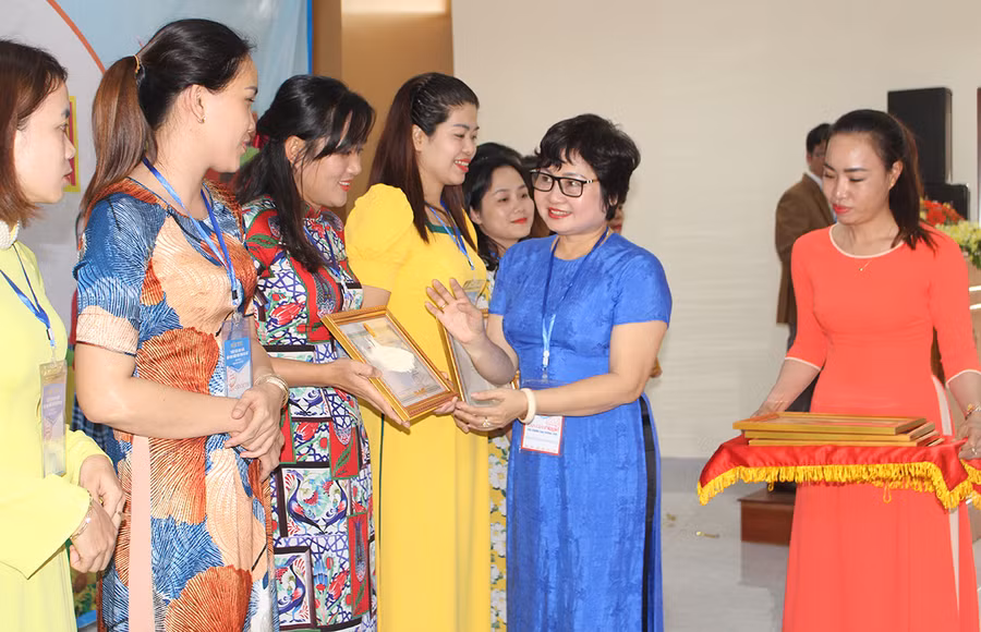 Bà Nguyễn Thị Phương Huệ-Trưởng Phòng Giáo dục Mầm non, Sở GD-ĐT trao giải cho các cá nhân đạt giải nhì. Ảnh: Nguyễn Giang