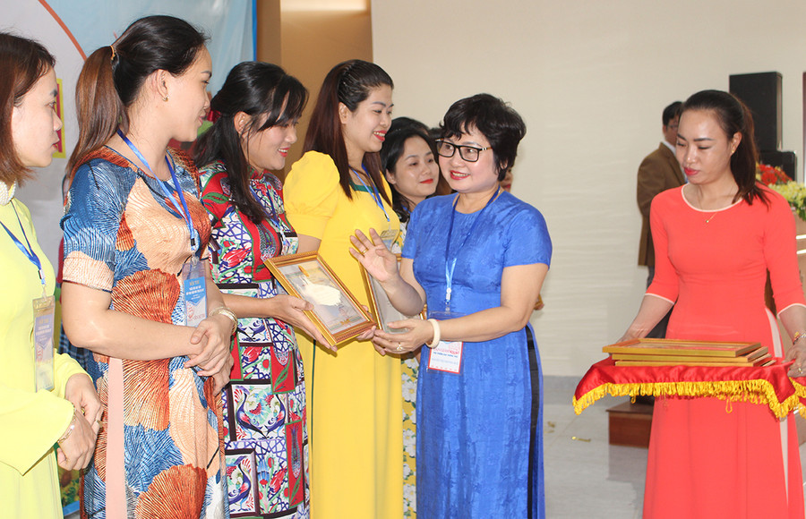 Bà Nguyễn Thị Phương Huệ-Trưởng Phòng Giáo dục Mầm non, Sở GD-ĐT trao giải cho các cá nhân đạt giải nhì. Ảnh: Nguyễn Giang