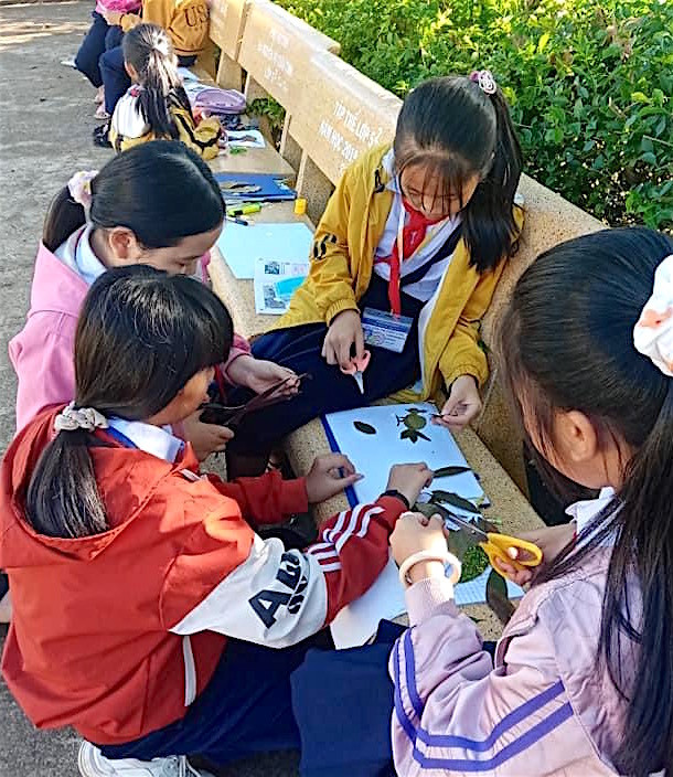 Học sinh Trường Tiểu học và THCS Lê Văn Tám (xã Trà Đa, TP. Pleiku) ghép tranh bằng lá cây. Ảnh: Mộc Trà