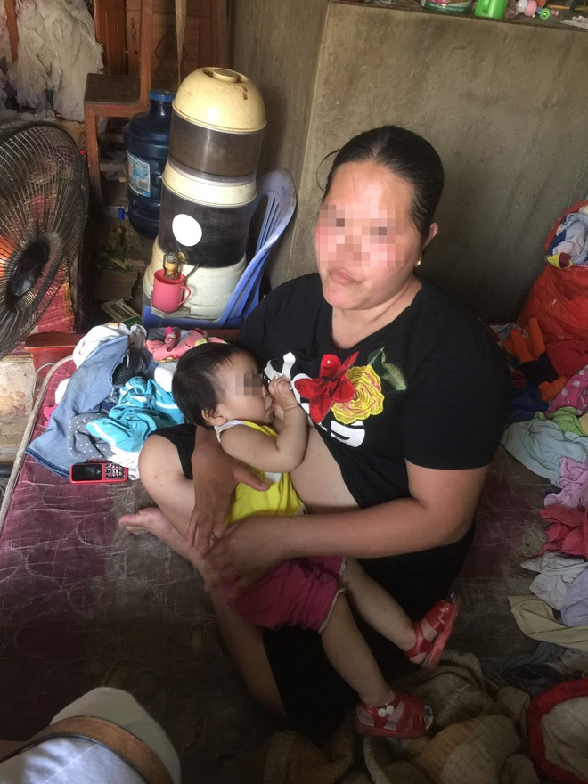 Dù điên nhưng H. nuôi con hoàn toàn bằng sữa mẹ và chăm con rất khéo