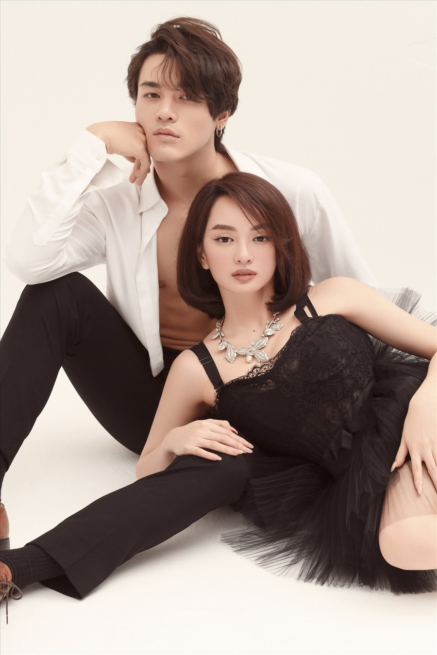 Trước khi bước vào quá trình ghi hình, hai đạo diễn của Gái già lắm chiêu V đã cho Khương Lê cùng Kaity Nguyễn tham gia các lớp học về diễn xuất của diễn viên Kathy Uyên cũng như các lớp học đào tạo phong cách thượng lưu. Bên cạnh đó, Khương Lê, Kaity Nguyễn cũng như các diễn viên khác đều tham gia các khóa học ngắn về cưỡi ngựa, khiêu vũ cổ điển để có thể phối hợp ăn ý với nhau. Trước khi bước vào quá trình ghi hình, hai đạo diễn của Gái già lắm chiêu V đã cho Khương Lê cùng Kaity Nguyễn tham gia các lớp học về diễn xuất của diễn viên Kathy Uyên cũng như các lớp học đào tạo phong cách thượng lưu. Bên cạnh đó, Khương Lê, Kaity Nguyễn cũng như các diễn viên khác đều tham gia các khóa học ngắn về cưỡi ngựa, khiêu vũ cổ điển để có thể phối hợp ăn ý với nhau.