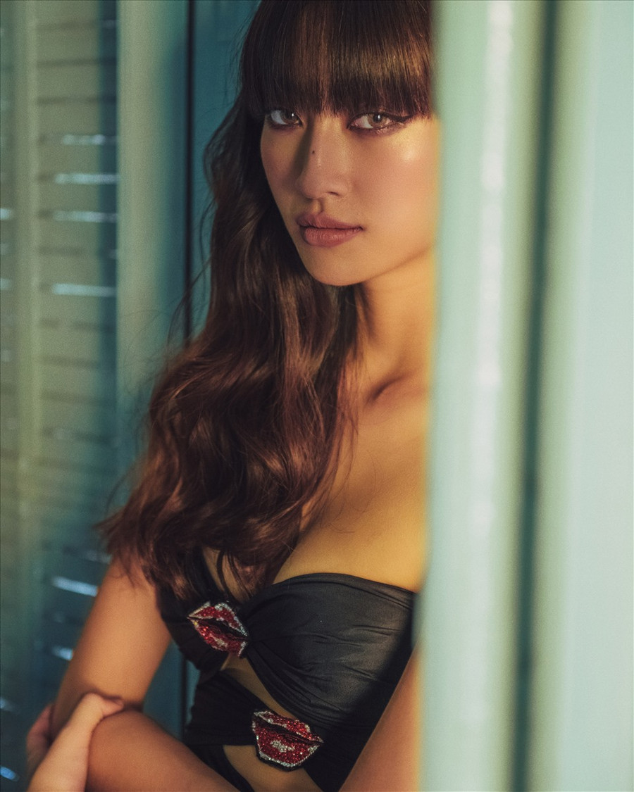 Bên cạnh đó, Lương Thùy Linh còn thử sức ở vai trò MC dẫn dắt đêm Chung kết Hoa hậu Việt Nam 2020. Không chỉ tại các hoạt động nghệ thuật, Hoa hậu sinh năm 2000 còn tham gia vô số hoạt động thiện nguyện, đóng góp cho xã hội. Ảnh: Huỳnh Trí Nghĩa.