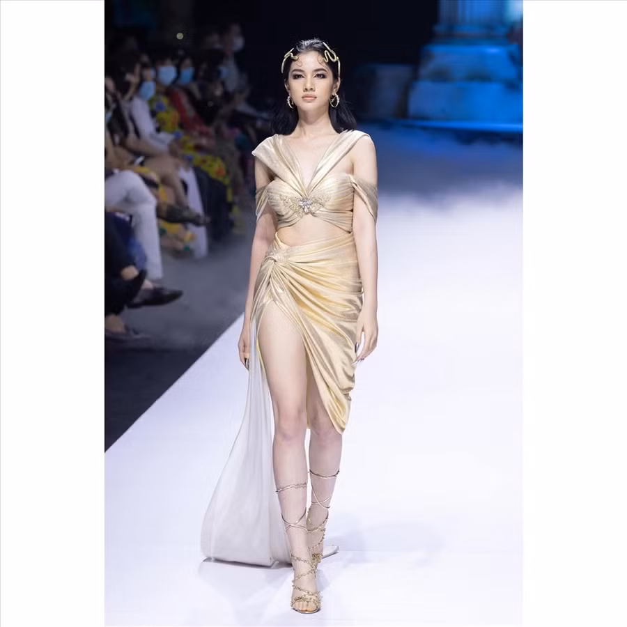 Cô liên tục xuất hiện trên các sàn diễn thời trang. Ảnh: NVCC.
