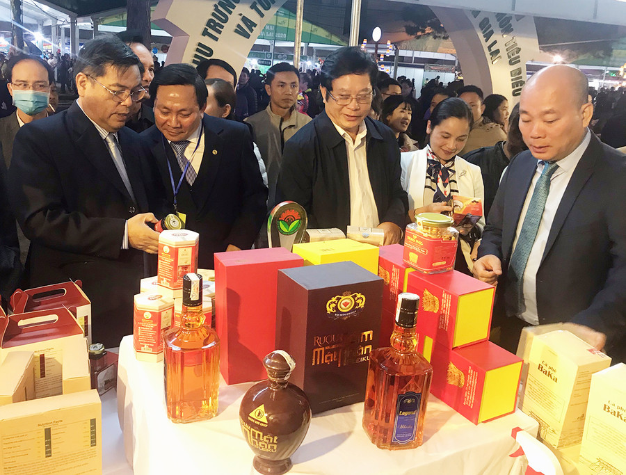 Lãnh đạo tỉnh cùng lãnh đạo các cục, vụ thuộc Bộ Công thương tham quan gian hàng tại hội chợ. Ảnh: Vũ Thảo Lãnh đạo tỉnh cùng lãnh đạo các cục, vụ thuộc Bộ Công thương tham quan gian hàng tại hội chợ. Ảnh: Ảnh: Vũ Thảo