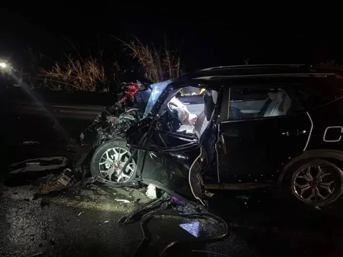 Một chiếc xe con bị bẹp dúm sau vụ tai nạn giao thông. Ảnh B.N