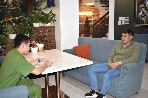 Cơ quan Cảnh sát điều tra Công an thành phố Ninh Bình lấy lời khai đối tượng Bùi Anh Tuấn. (Nguồn: Cand.com.vn)