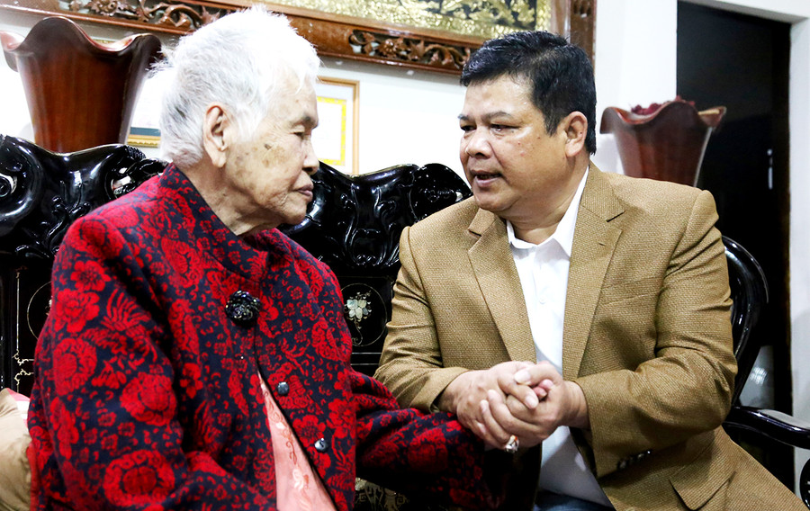  Đại tá Rah Lan Lâm-Ủy viên Ban Thường vụ Tỉnh ủy, Giám đốc Công an tỉnh đã đến thăm hỏi động viên bà Đoàn Thị Thu. Ảnh: Hữu Trường