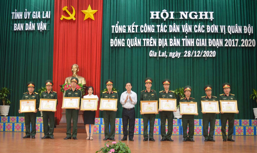 Đồng chí Võ Thanh Hùng-Ủy viên Ban Thường vụ Tỉnh ủy, Trưởng ban Dân vận Tỉnh ủy trao bằng khen của Chủ tịch UBND tỉnh cho các tập thể. Ảnh: Anh Huy Đồng chí Võ Thanh Hùng-Ủy viên Ban Thường vụ Tỉnh ủy, Trưởng Ban Dân vận Tỉnh ủy trao bằng ngkhen của Chủ tịch UBND tỉnh cho các tập thể. Ảnh: Anh Huy