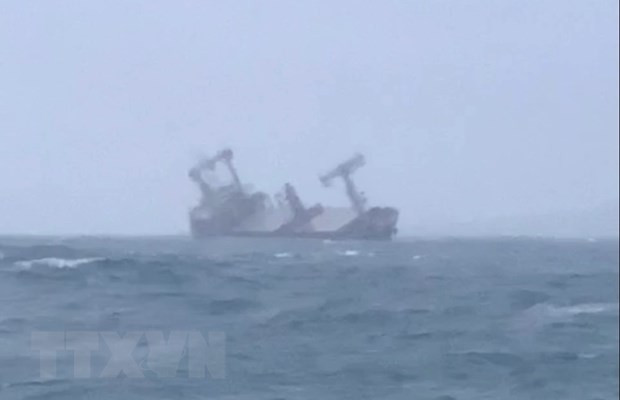 Tàu Panama bị nghiêng và chìm gần đảo Phú Quý (Bình Thuận). (Ảnh TTXVN phát)