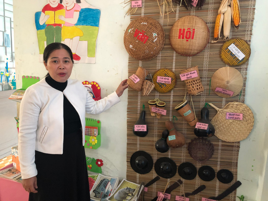 Cô Đinh Thị Mai đang giới thiệu về góc đồ dùng học tập của các cháu. Ảnh: Anh Huy