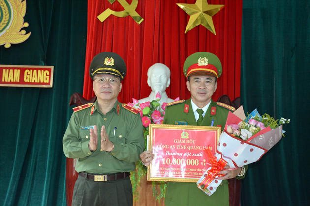 Giám đốc CA tỉnh Quảng Nam Nguyễn Đức Dũng thưởng nóng cho CAH Nam Giang. Giám đốc CA tỉnh Quảng Nam Nguyễn Đức Dũng thưởng nóng cho CAH Nam Giang.