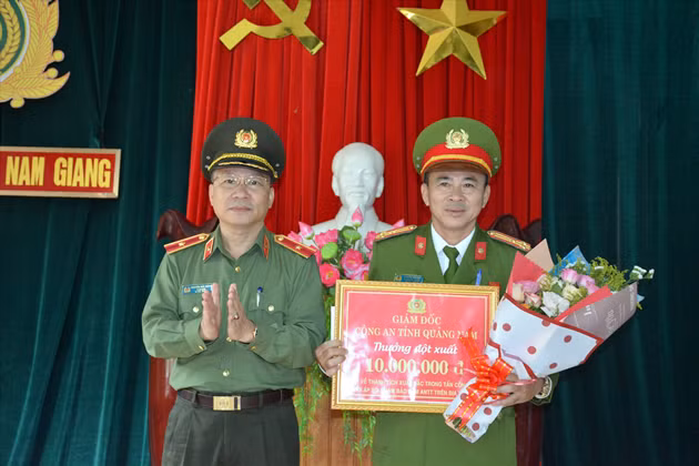 Giám đốc CA tỉnh Quảng Nam Nguyễn Đức Dũng thưởng nóng cho CAH Nam Giang.