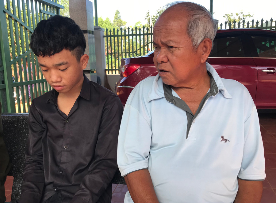 Ông Rơ Lan Kai (bìa phải) thường xuyên căn dặn Puih Bin phải rời xa ma túy. Ảnh: Lê Văn Ngọc