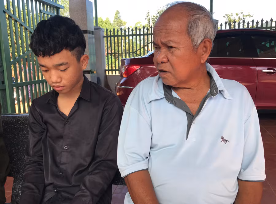 Ông Rơ Lan Kai (bìa phải) thường xuyên căn dặn Puih Bin phải rời xa ma túy. Ảnh: Lê Văn Ngọc