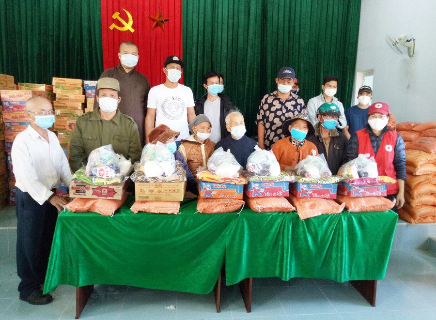Tặng quà cho các đối tượng khó khăn xã Đak Jơ Ta. Ảnh: Hồng Ngọc  Tặng quà cho các đối tượng khó khăn xã Đak Jơ Ta. Ảnh: Hồng Ngọc