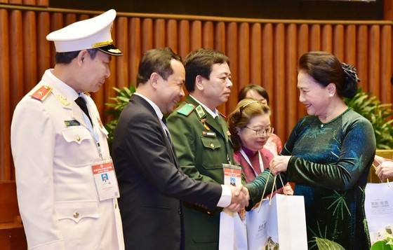 Chủ tịch Quốc hội Nguyễn Thị Kim Ngân trao quà cho các đại biểu Chủ tịch Quốc hội Nguyễn Thị Kim Ngân trao quà cho các đại biểu