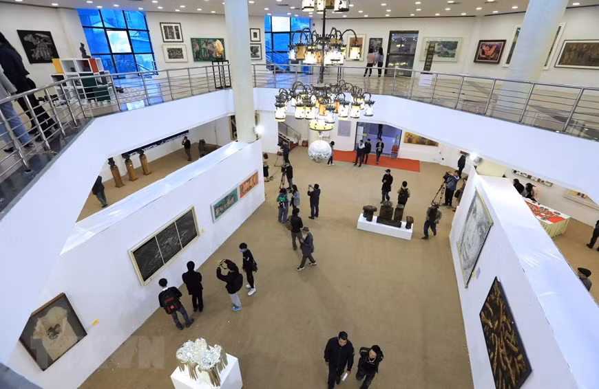 Khách tham quan triển lãm. (Ảnh: Thành Đạt/TTXVN)