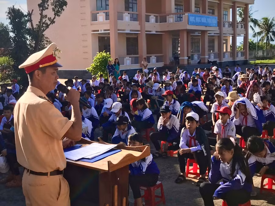 Cán bộ Phòng Cảnh sát Giao thông (Công an tỉnh) tuyên truyền về tham gia giao thông an toàn cho học sinh tại xã Ayun (huyện Mang Yang). Ảnh: Hải Lê