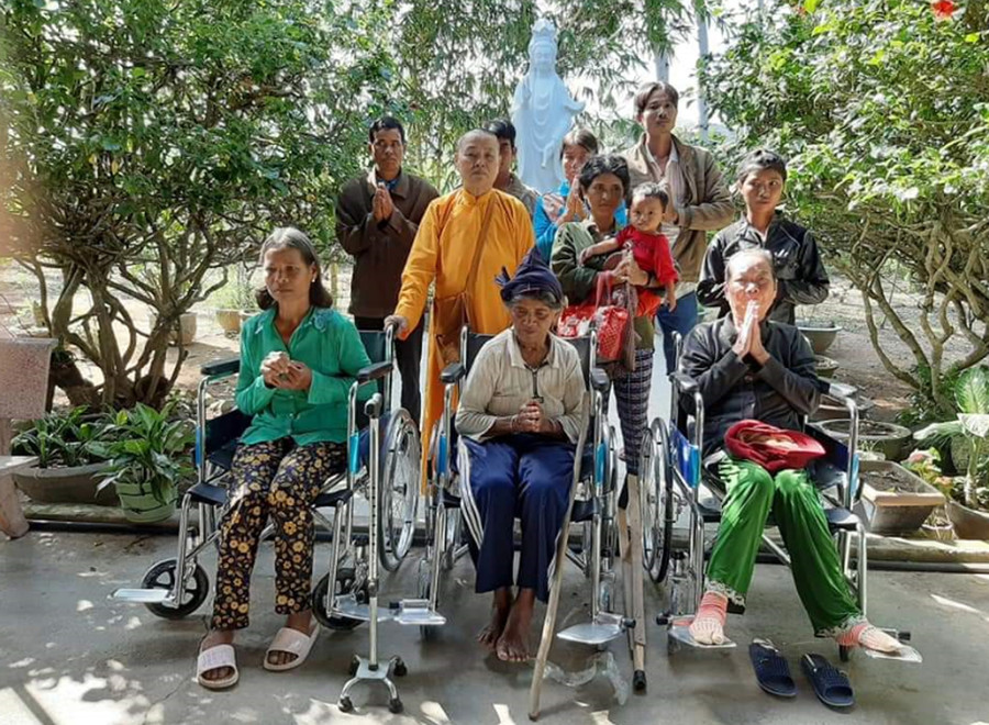 Sư cô Thích Nữ Thuần Liên trao tặng xe lăn cho người khuyết tật huyện Đak Pơ. Ảnh: Hà Phương Sư cô Thích Nữ Thuần Liên trao tặng xe lăn cho người khuyết tật huyện Đak Pơ. Ảnh: Hà Phương