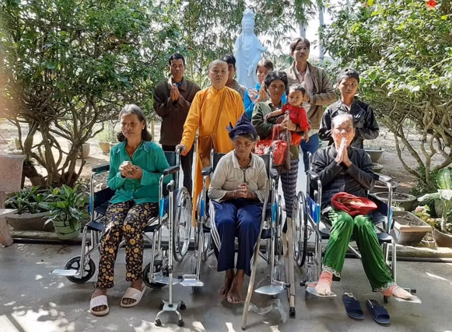 Sư cô Thích Nữ Thuần Liên trao tặng xe lăn cho người khuyết tật huyện Đak Pơ. Ảnh: Hà Phương