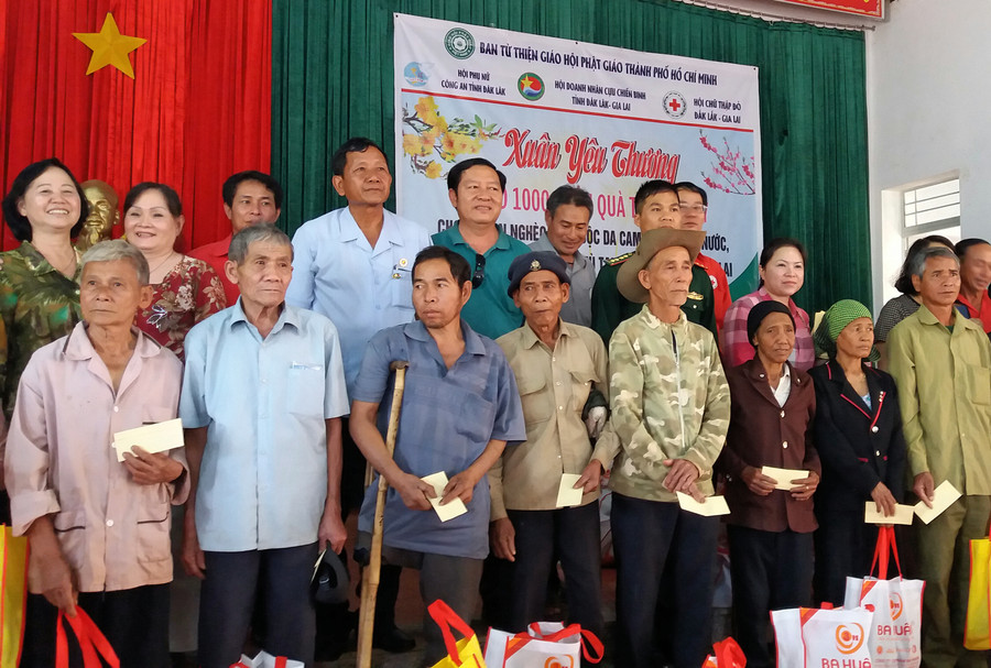 Các cấp Hội Chữ thập đỏ tỉnh phấn đấu vận động 35.000 suất quà tặng gia đình khó khăn dịp Tết. Ảnh: Như Ý