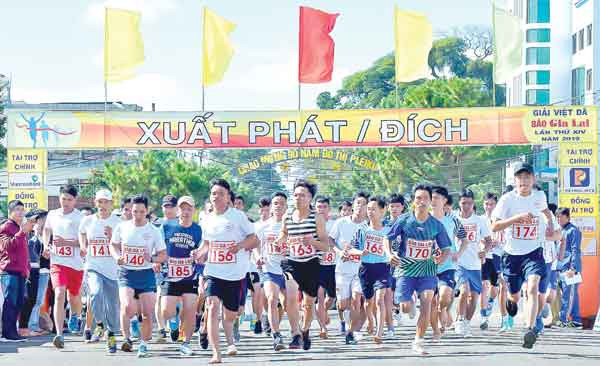 Các vận động viên tranh tài tại Giải Việt dã Báo Gia Lai lần thứ XIV năm 2019. Ảnh: Đức Thụy