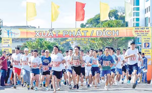 Các vận động viên tranh tài tại Giải Việt dã Báo Gia Lai lần thứ XIV năm 2019. Ảnh: Đức Thụy