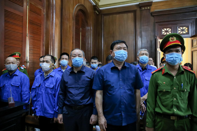 Bị cáo Đinh La Thăng và đồng phạm tại tòa. Ảnh: HOÀNG TRIỀU
