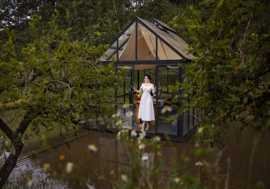 Mới đây, Hồ Quỳnh Hương bất ngờ tái xuất trong một bộ ảnh mang gam màu trong trẻo. Tuy lần này cô không giới thiệu sản phẩm âm nhạc mới nhưng nữ ca sĩ vẫn tạo được sức hút nhờ vẻ ngoài ngày một trẻ trung của mình.