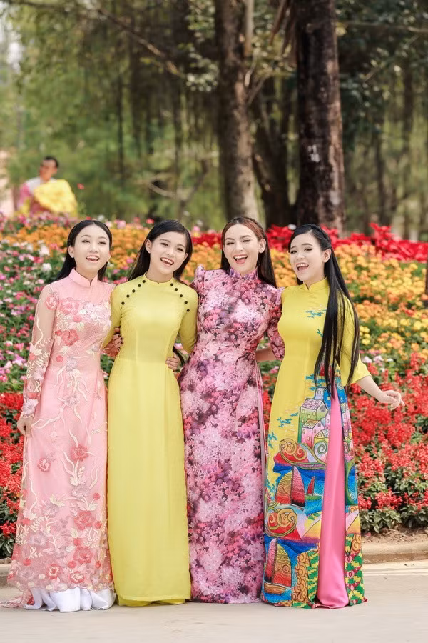 Hiện tại, khi bước ra sang tuổi 48, Phi Nhung nhận nuôi hơn 20 người con. Các con của cô đều ngoan ngoãn và một số đã trở thành ca sĩ chuyên nghiệp. Ảnh: NSCC.