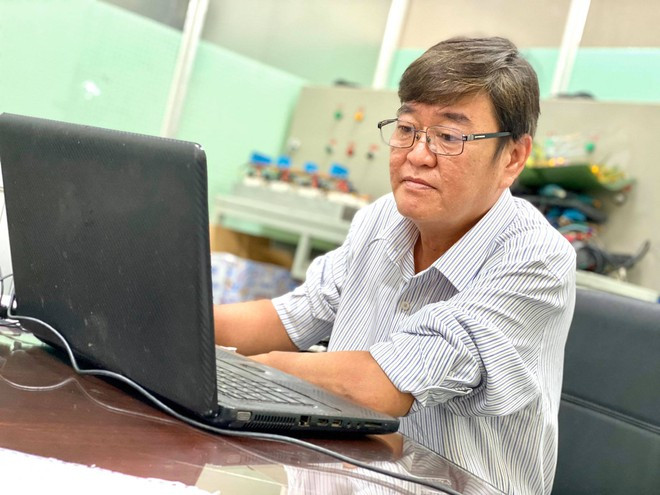 Ông Nguyễn Vinh Quan vừa nhận bằng tiến sĩ ở tuổi 57 - Ảnh: Hà Ánh Ông Nguyễn Vinh Quan vừa nhận bằng tiến sĩ ở tuổi 57 - Ảnh: Hà Ánh