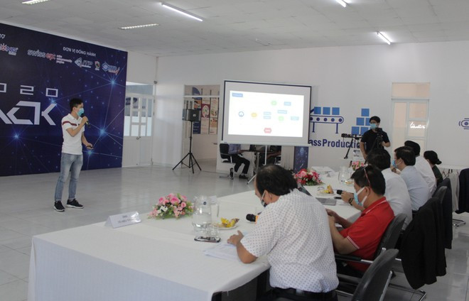 Bạn trẻ thuyết trình về dự án tại vòng chung kết cuộc thi HOA NỮ