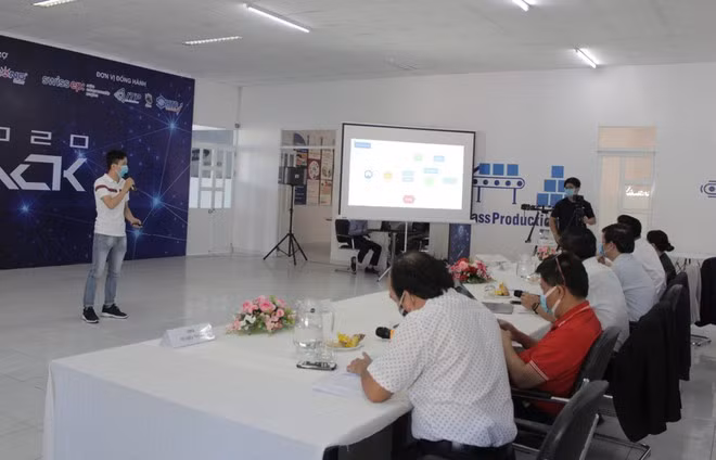 Bạn trẻ thuyết trình về dự án tại vòng chung kết cuộc thi HOA NỮ