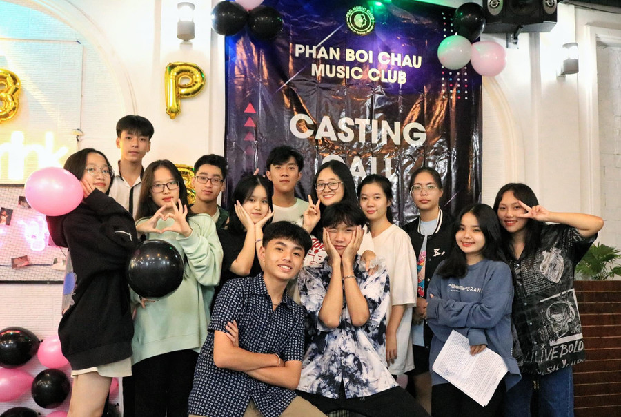 Nguyễn Hoàng Nguyên cùng các thành viên của Phan Boi Chau Music Club. Ảnh: Mộc Trà 