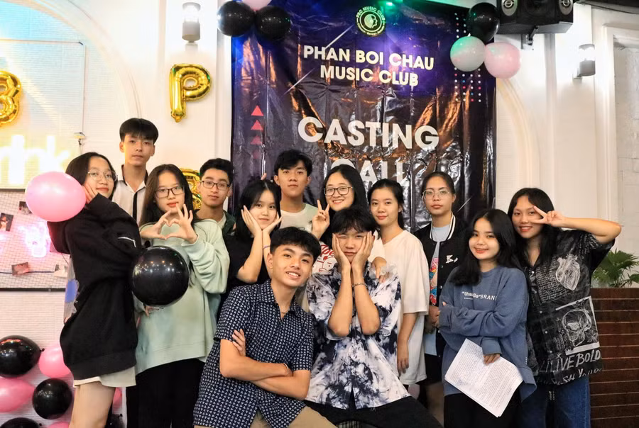 Nguyễn Hoàng Nguyên cùng các thành viên của Phan Boi Chau Music Club. Ảnh: Mộc Trà 