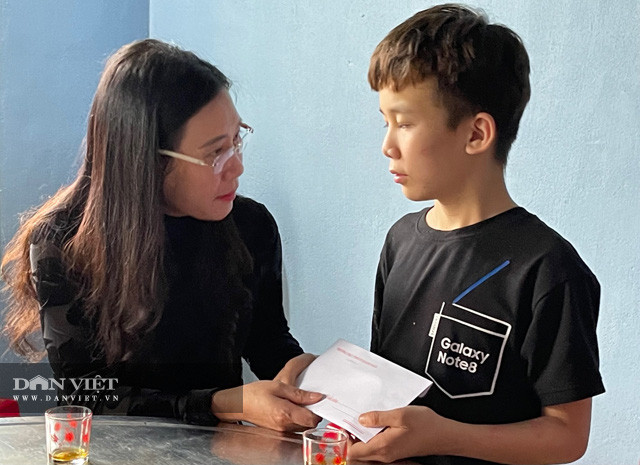 Bí thư Tỉnh ủy, Chủ tịch HĐND tỉnh Quảng Ngãi Bùi Thị Quỳnh Vân tặng quà cho cháu T.Q.D. Bí thư Tỉnh ủy, Chủ tịch HĐND tỉnh Quảng Ngãi Bùi Thị Quỳnh Vân tặng quà cho cháu T.Q.D.