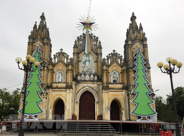 Nhà thờ giáo xứ Phạm Pháo, xã Hải Minh (Hải Hậu, Nam Định) trang trí đón Giáng sinh. (Ảnh: Nguyễn Lành/TTXVN)