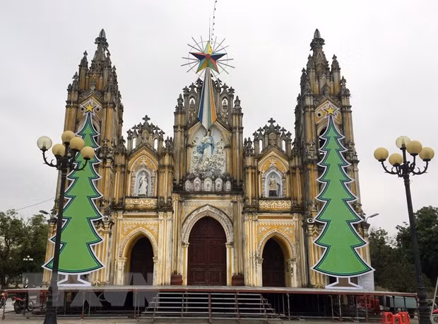 Nhà thờ giáo xứ Phạm Pháo, xã Hải Minh (Hải Hậu, Nam Định) trang trí đón Giáng sinh. (Ảnh: Nguyễn Lành/TTXVN)