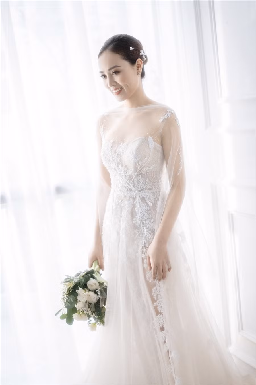 Nói về tình cảm của bản thân về vị hôn phu sắp cưới, Ngọc Hà cho rằng, khi yêu thì cô dành trọn cả con tim, dốc hết toàn tâm toàn ý cho đối phương. Ở bên nhau đã được 5 năm, tình yêu của cô với NSND Công Lý đã trở thành tình thương. “Không biết tương lai thế nào nhưng hiện tại tôi và anh ấy luôn cố gắng, nỗ lực từng ngày dành sự tôn trọng và yêu thương để sau này không ai phải nuối tiếc”, Ngọc Hà chia sẻ trong niềm hạnh phúc. Ảnh: Mạnh Bi.