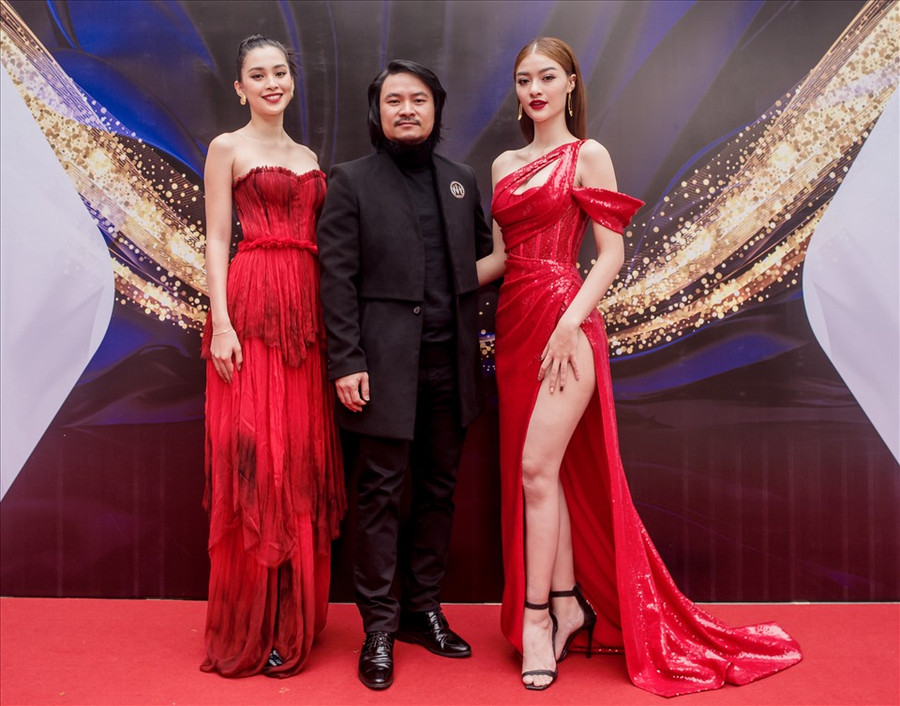 Mới đây, Tổng đạo diễn Hoàng Nhật Nam, “bà trùm Hoa hậu” Phạm Kim Dung, Hoa hậu Tiểu Vy, Á hậu Kiều Loan đã cùng nhau hội tụ tại họp báo Hoa khôi Du lịch Đà Nẵng 2021 với vai trò Ban giám khảo chương trình.