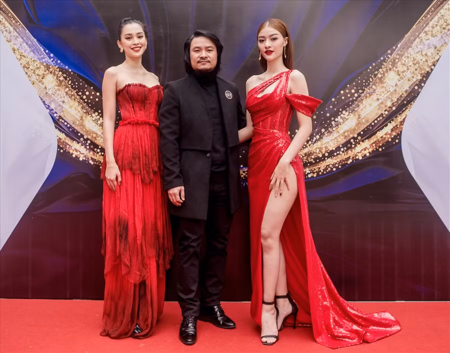 Mới đây, Tổng đạo diễn Hoàng Nhật Nam, “bà trùm Hoa hậu” Phạm Kim Dung, Hoa hậu Tiểu Vy, Á hậu Kiều Loan đã cùng nhau hội tụ tại họp báo Hoa khôi Du lịch Đà Nẵng 2021 với vai trò Ban giám khảo chương trình.