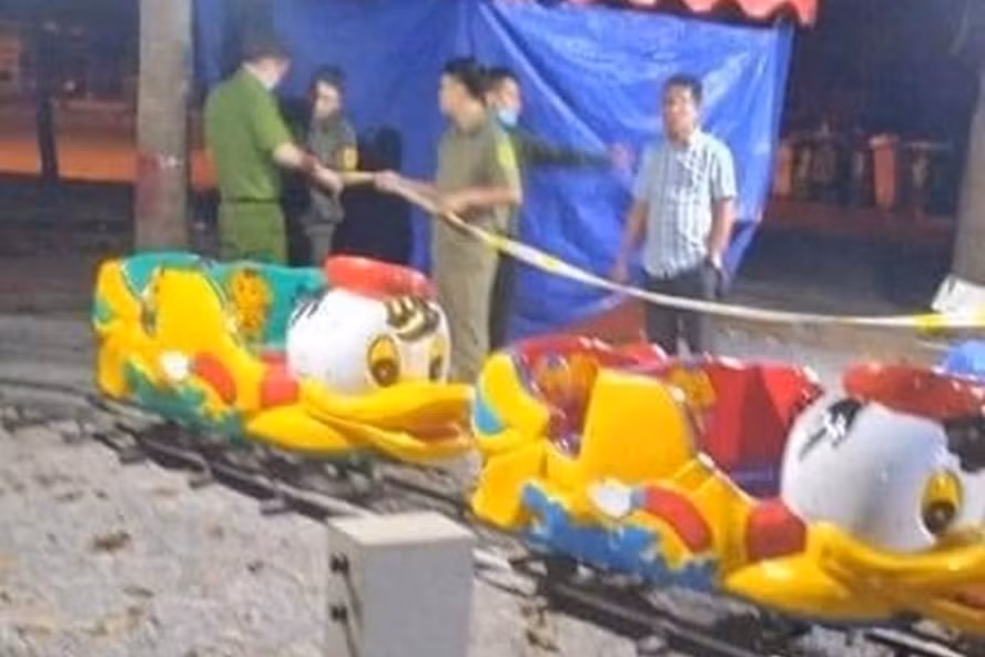 Công an khám nghiệm hiện trường điều tra làm rõ vụ cháu trai tử vong trong khu vui chơi. Ảnh: Dương Bình
