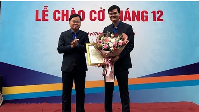 Anh Nguyễn Anh Tuấn tặng hoa chúc mừng anh Bùi Quang Huy được giữ chức vụ mới - Ảnh Bảo Anh 