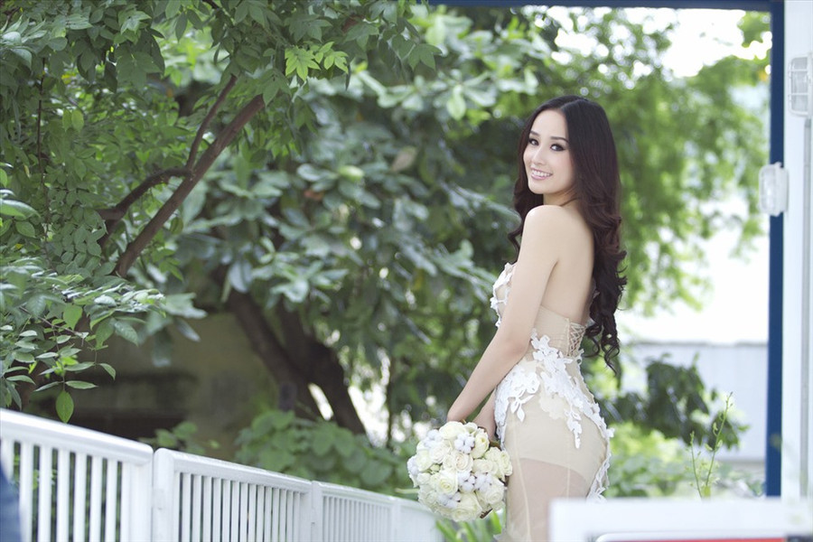 Nhan sắc của Mai Phương Thúy có phần mặn mà, quyến rũ hơn khi diện váy cưới ôm sát cơ thể.